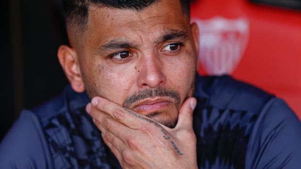 Tecatito Corona con cara de preocupación